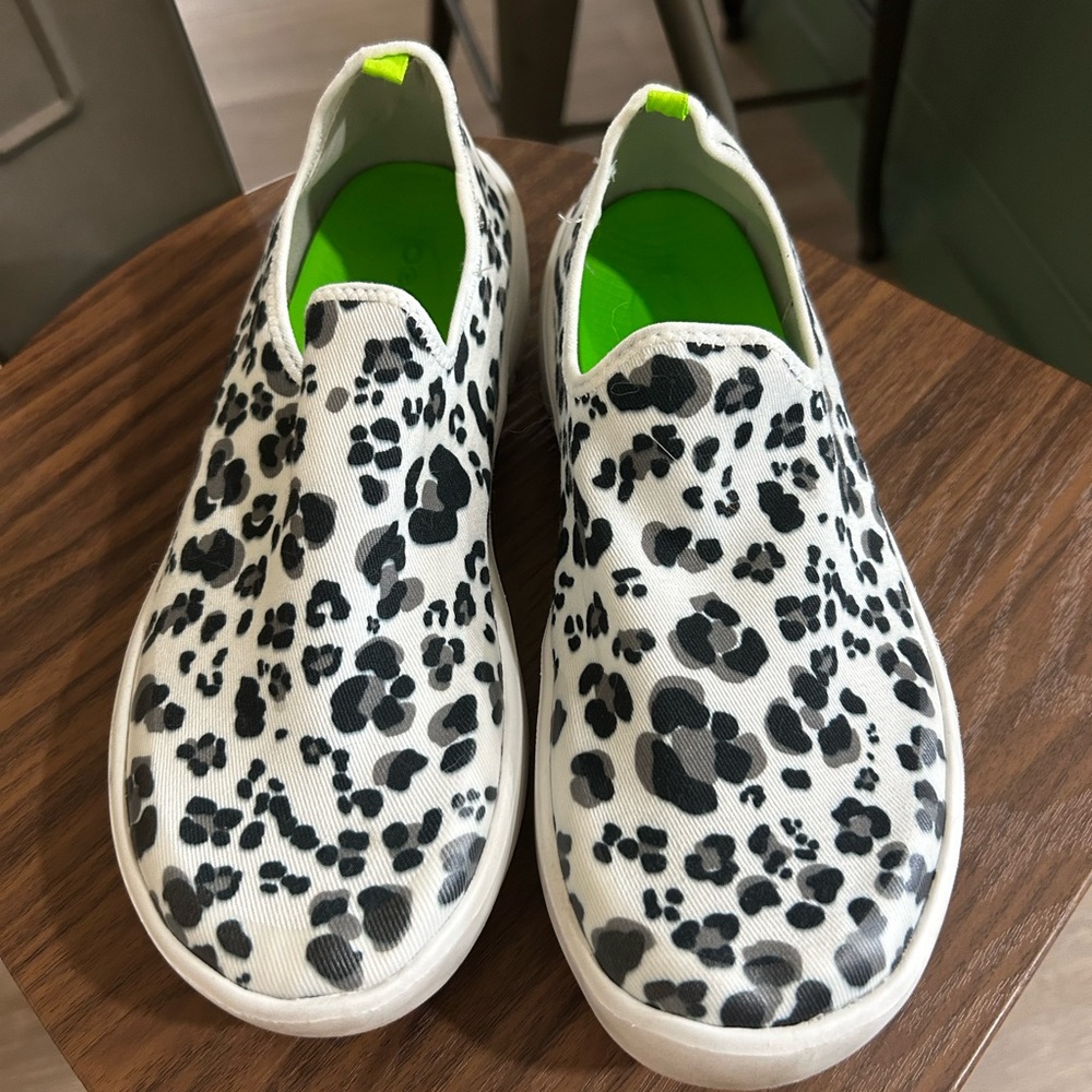 Leopard print Oofos womens sizes 9